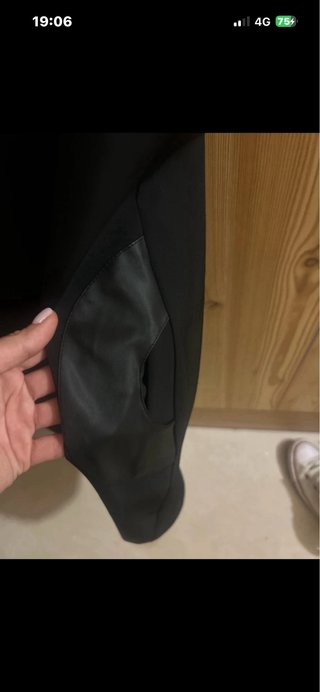 Vestido negro con efecto piel