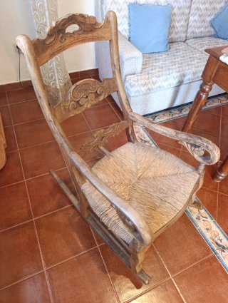 Mecedora de madera de olivo tallada a mano