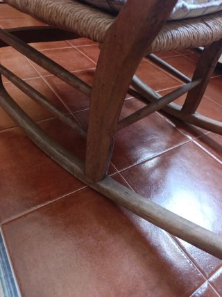 Mecedora de madera de olivo tallada a mano