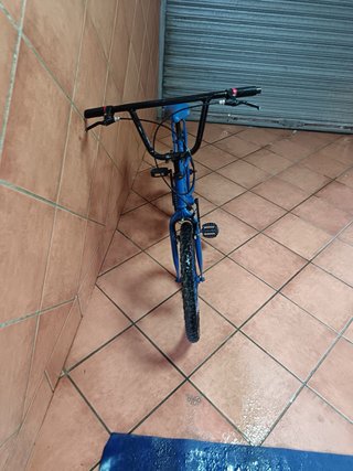 Bicicleta azul con suspensión