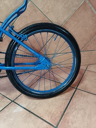 Bicicleta azul con suspensión