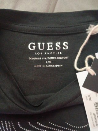 Camiseta Guess Negra con Diseño Rojo
