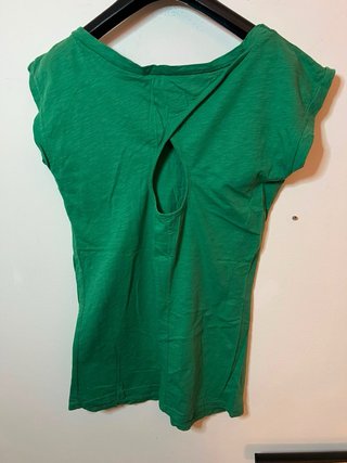 Maglietta verde con bottoni sulle spalle
