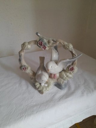 Figuras de porcelana de palomas