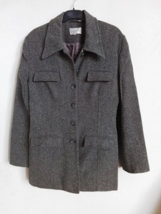 Traje "Quest" chaqueta y falda gris, elegante.