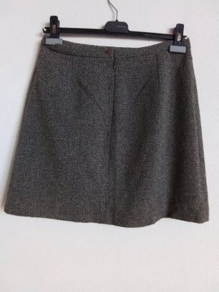 Traje "Quest" chaqueta y falda gris, elegante.