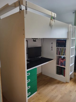 Dormitorio juvenil con cama alta y escritorio