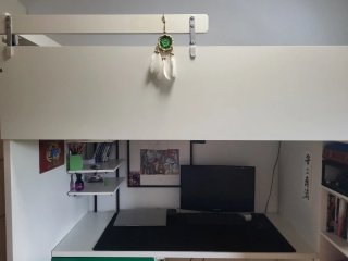 Dormitorio juvenil con cama alta y escritorio