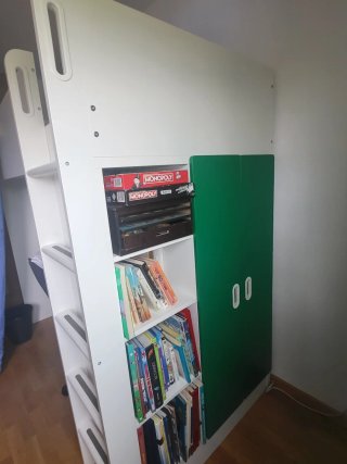 Dormitorio juvenil con cama alta y escritorio
