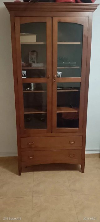 Vitrina de madera con puertas de cristal