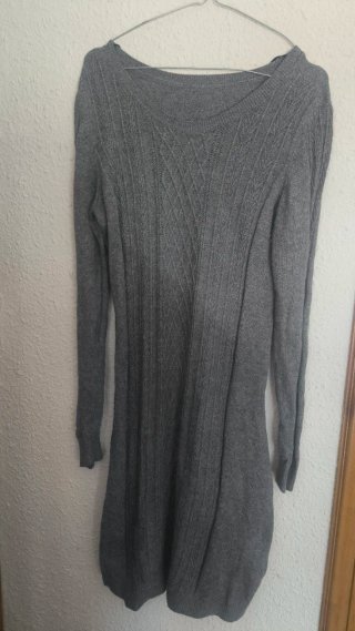 Vestido de punto gris con trenzas