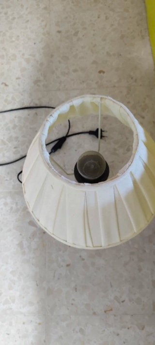Lámpara de mesa dorada y transparente