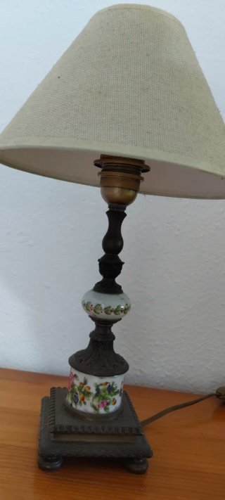 Lámpara de mesa dorada y transparente