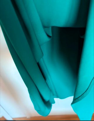 Vestido fiesta verde talla 42. Con detalle joya