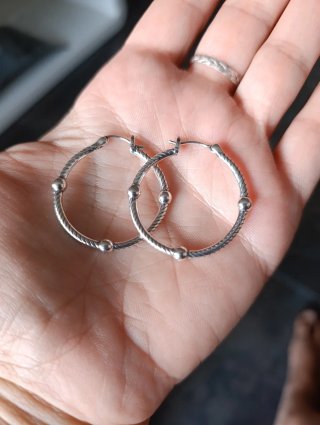 Pendientes aro plata textura serpiente y bolitas