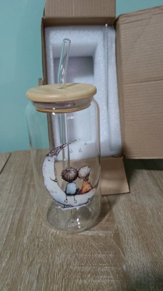 Vaso cristal con tapa bambú y pajita decorada.