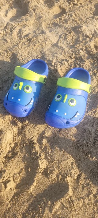 Zapatillas playeras azules con diseño de monstruo