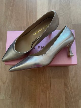 Zapatos Alma en Pena dorados talla 37