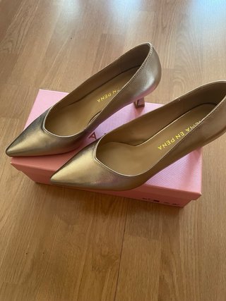Zapatos Alma en Pena dorados talla 37