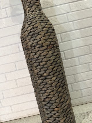 Jarrón alto de mimbre