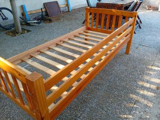 Cama individual de madera