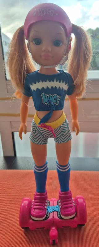Nancy Muñeca con Patinete Eléctrico