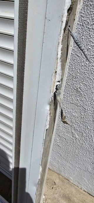 Ventana corredera aluminio blanca con persiana