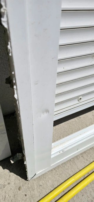 Ventana corredera aluminio blanca con persiana