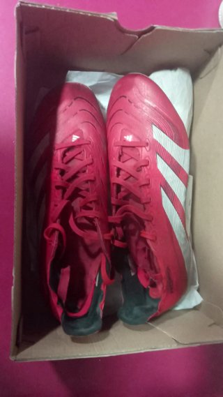 Botas de fútbol Adidas rojas