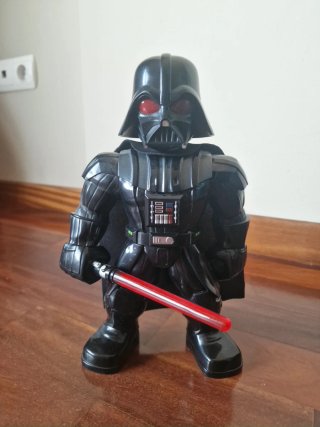 Figura Darth Vader con sable de luz