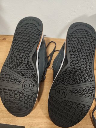 Zapatillas DC Shoes grises y naranjas