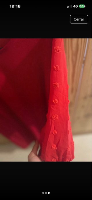 Vestido rojo con mangas abullonadas