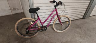 Bicicleta de mujer rosa con cesta