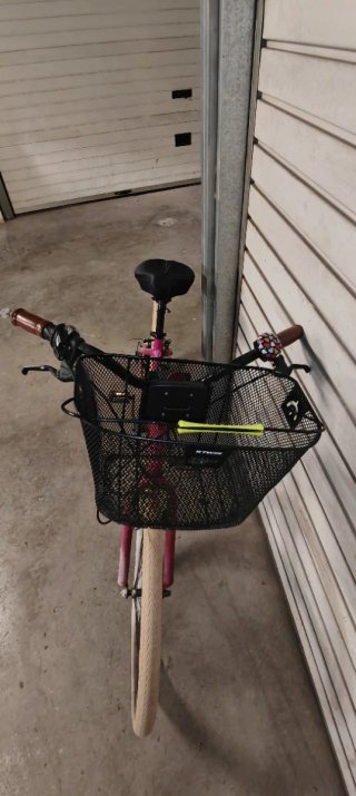 Bicicleta de mujer rosa con cesta