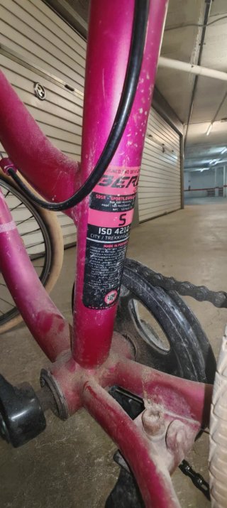 Bicicleta de mujer rosa con cesta