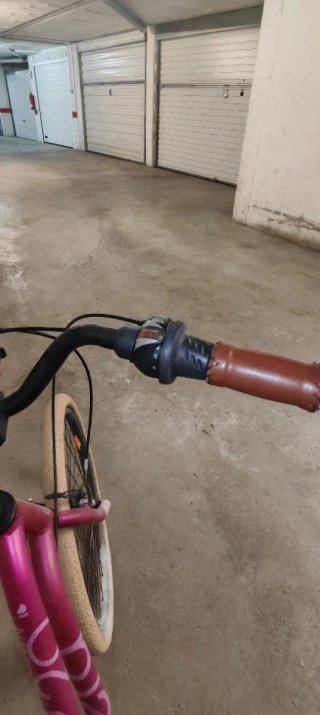 Bicicleta de mujer rosa con cesta
