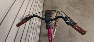 Bicicleta de mujer rosa con cesta