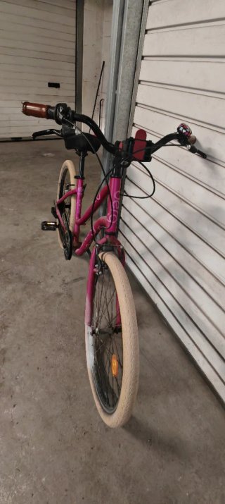 Bicicleta de mujer rosa con cesta