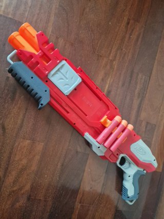 Pistola Nerf con 4 dardos