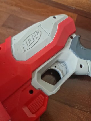 Pistola Nerf con 4 dardos
