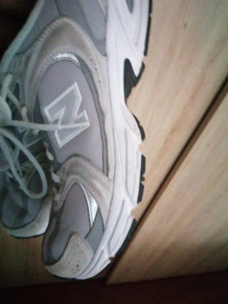 Zapatillas New Balance grises y blancas