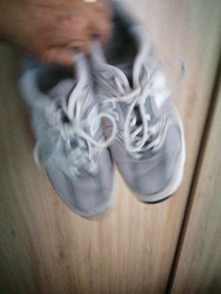 Zapatillas New Balance grises y blancas