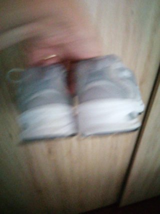 Zapatillas New Balance grises y blancas
