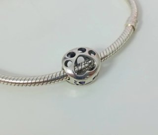 Charm Pandora Huella perro Plata de ley.