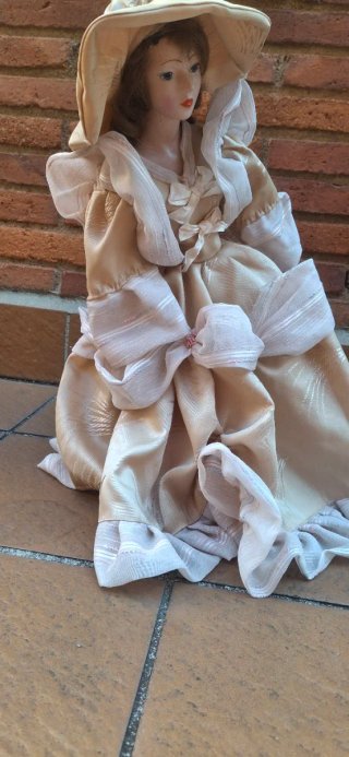 Muñeca de porcelana antigua con vestido