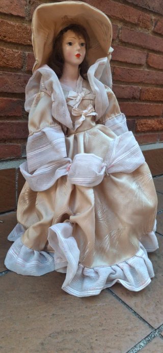 Muñeca de porcelana antigua con vestido