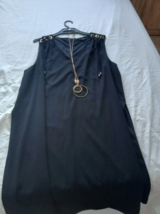 Vestido negro elegante con detalles