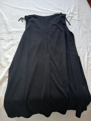 Vestido negro elegante con detalles y tmb jersey
