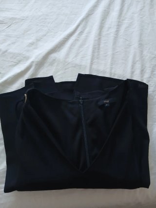 Vestido negro elegante con detalles y tmb jersey