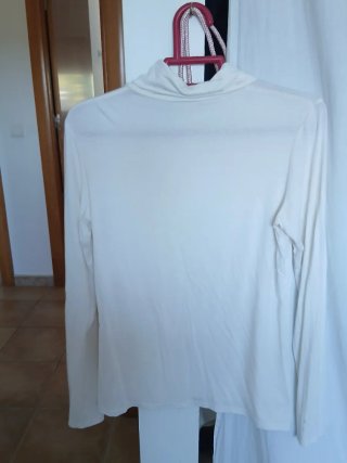 Vestido negro elegante con detalles y tmb jersey